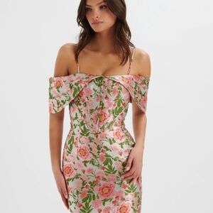 ANNALISE BARDOT SLEEVE CORSET MIDI DRESS IN JACQUARD